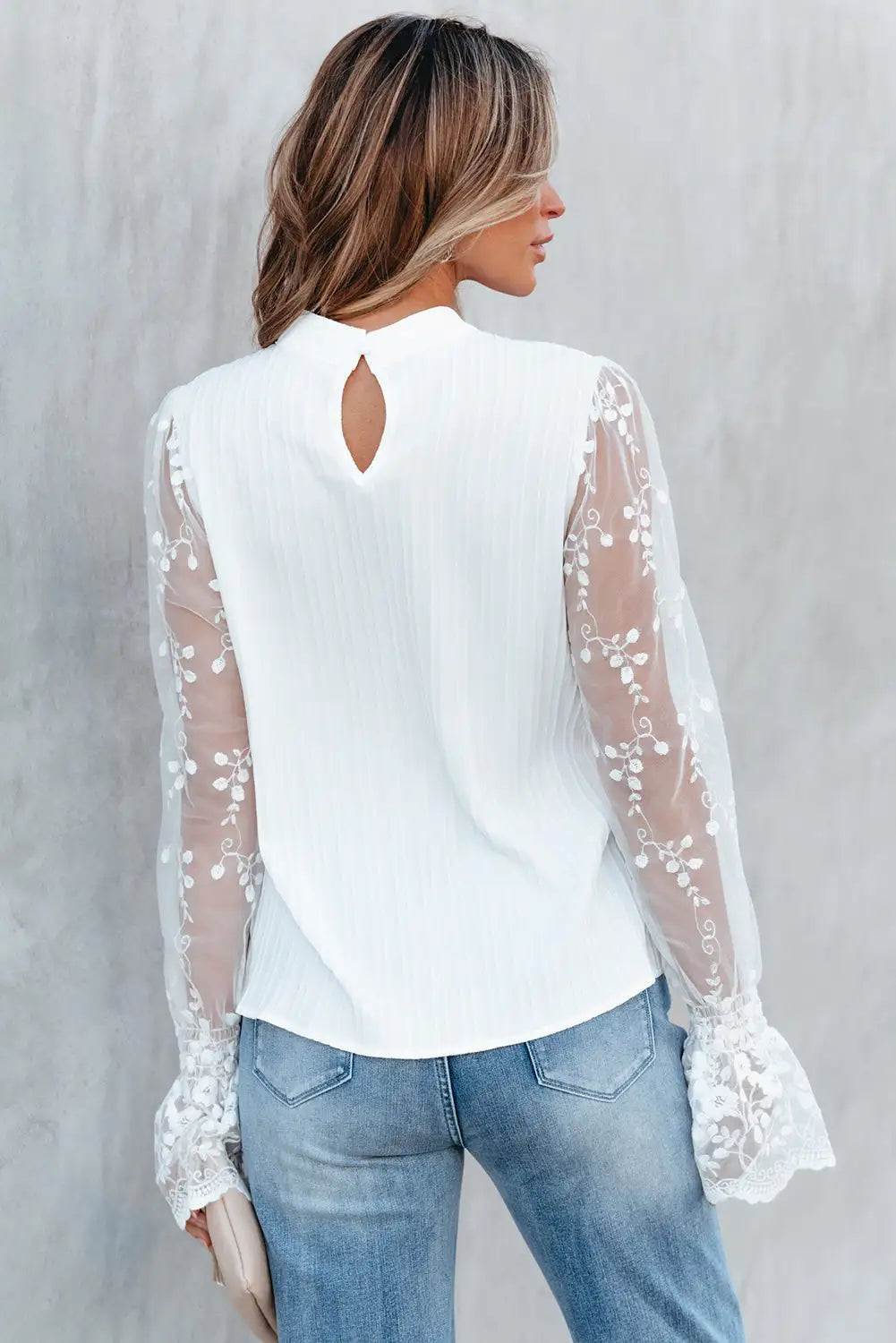 Eline™ – Witte blouse met elegante mouwen